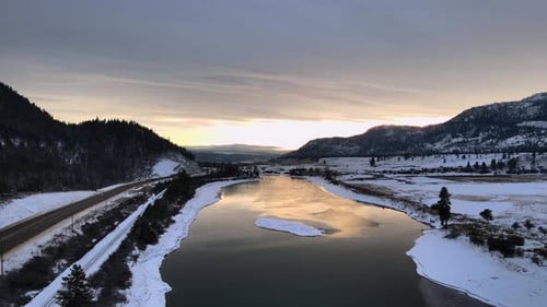 Coucher de soleil hivernal à couper le souffle sur la rivière Thompson et les montagnes enneigées à Kamloops, en Colombie-Britannique