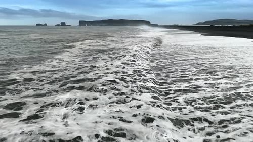 Des vagues mousseuses déchaînées éclaboussent le rivage. Journée venteuse au bord de la mer
.