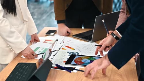 Geschäftstreffen in einem Büro, Mitarbeiter besprechen Geschäftsangelegenheiten mit Hilfe von Geräten und Papieren mit Cha