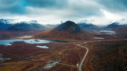 Vue aérienne des montagnes de Khibiny dans la péninsule de Kola en Russie