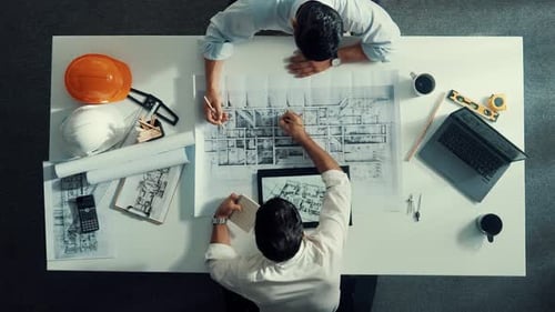 Ansicht von oben auf den Ingenieur, der gemeinsam an der Planung des Gebäudeentwurfs arbeitet. Ernährung.