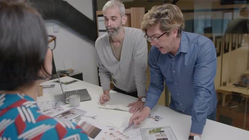 Ältere Kollegen brainstormen über ein Architekturprojekt