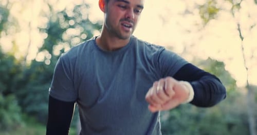 Fitness, Uhr und müder Mann im Wald zum Laufen, Trainieren und Aufzeichnen von intensivem Cardiotraining in der Natur