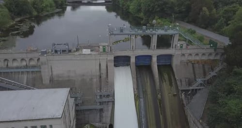 Imágenes aéreas de la presa de una estación eléctrica.