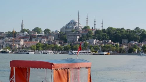 Dieses Video zeigt die Schönheit und Kultur Istanbuls in der Türkei, aufgenommen an einem sonnigen Sommertag