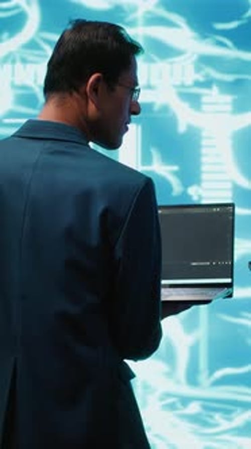 Vertikale Videoarbeiter nutzen Deep Learning mit künstlicher Intelligenz, um Daten zu betrachten