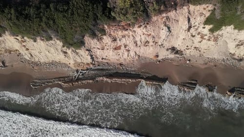 Luftaufnahme der Küste von oben nach unten ist felsig an der kalifornischen Küste