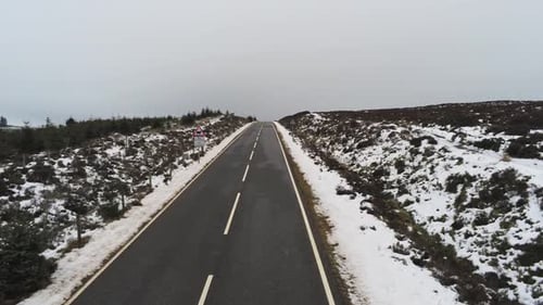 Lange Straße, in die Ferne, durch verschneite Hochlandschaften, Moore, niedriger Vorwärtsdrang