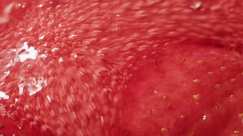 Cuisson de la confiture de fruits : processus de fabrication de confiture de fraises maison, sirop rouge sucré bouillant sur la cuisinière