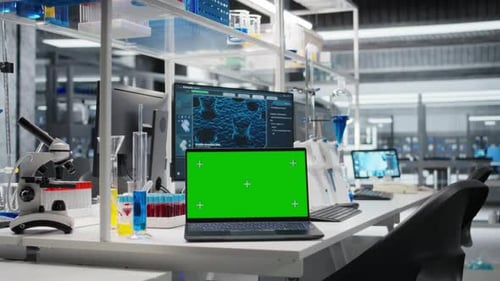 Primer plano de un programa de computadora portátil y portátil con pantalla verde en el laboratorio