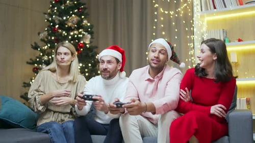 Festa de Ano Novo: grupo de quatro amigos diversos se divertindo, relaxando e comemorando o Natal