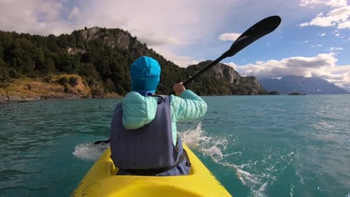 Mujer rema en kayak en el lago General Carrera.