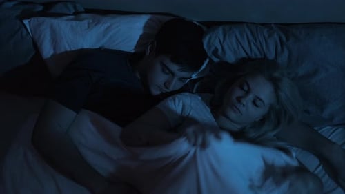 Schlafstörungen Schlaflosigkeit Müde Frau Bett Mann Nacht
