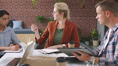 Hommes d'affaires, équipe de graphistes et planification avec tablette pour le design UX mobile