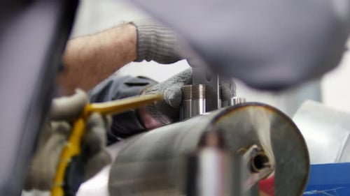 Arbeiter in Industriefabriken, die punktuelle Arbeiten beim Schweißen erledigen