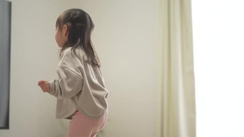 Chica jugando en un trampolín interior