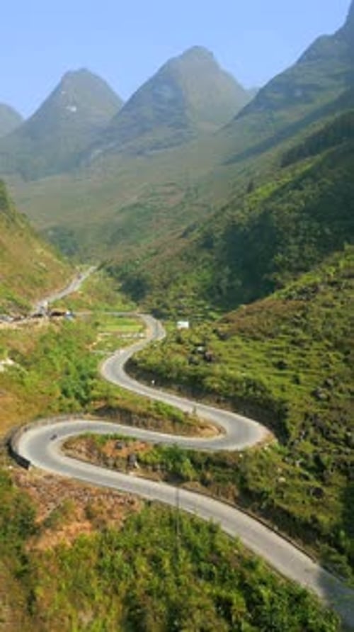 Balade à moto sur une route de montagne pittoresque et sinueuse sur la boucle de Ha Giang, Vietnam