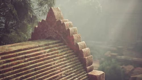 Ruines d'anciens temples enveloppées par la brume de la jungle vietnamienne à l'aube
