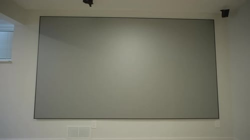Heimkino im Keller Große graue Leinwand an der Wand Move Camera