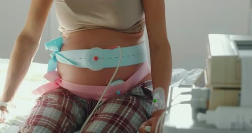 Gros plan authentique d'une jeune femme enceinte qui a des contractions quelques heures avant de donner