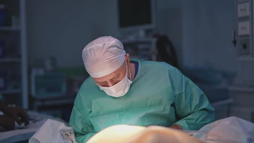 Plastische Chirurgie. Chirurg in medizinischer Uniform und Maske, der eine Operation an einem Patienten durchführt