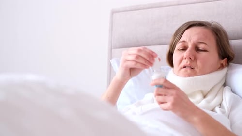 Une femme injecte un médicament dans sa gorge Traitement de la gorge à la maison