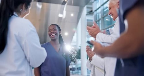 Saúde, equipe médica e aplausos com sucesso e planejamento em um hospital