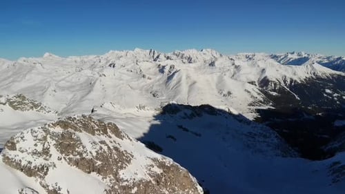Vue panoramique sur la chaîne de montagnes enneigée