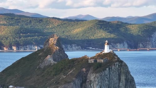 Leuchtturm auf einer kleinen Insel in der Mitte des Ozeans