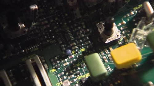 Zoom avant lent sur la carte de circuit analogique.