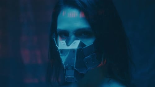Eine futuristische und kybernetische Figur, beleuchtet von lebendigem Neonlicht, das das Auge in seinen Bann zieht