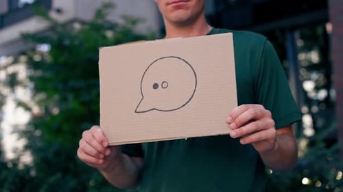 Gros plan : un manifestant avec une pancarte à la main, campagne présidentielle, corruption