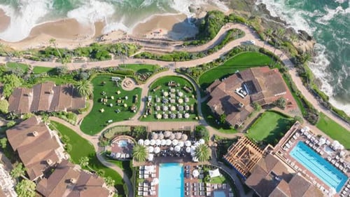 Refugio costero de lujo en Laguna Beach Resort con vista aérea al amanecer
