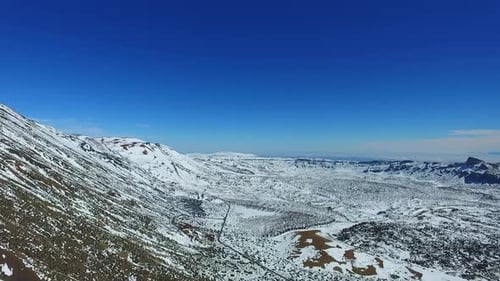 Clip aéreo giratorio de primer plano desde lo alto de la cima de una montaña nevada 45 4K