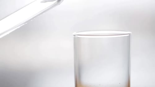 Gesundes Ernährungs-, Diät- und Getränkekonzept — Wasser, das ins Glas gießt