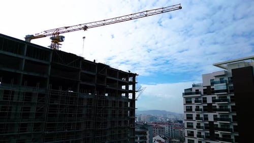 Grúa torre trabajando en un sitio de construcción de varios pisos