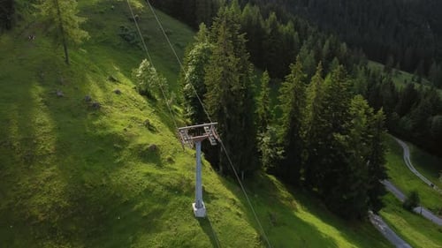 Vol le long des câbles du téléphérique Stock Almhütte Lofer. Autriche aérienne.