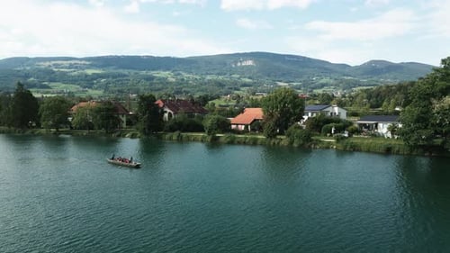 Luftbild einer kleinen mittelalterlichen Stadt an der Aare