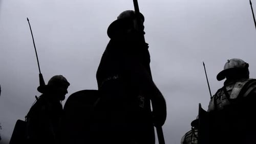Alte Retro-Vintage-Armeesoldaten marschieren zusammen auf dem Kriegsschlachtfeld