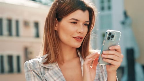 Linda sorridente posando na rua