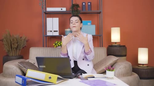 Une jeune femme employée de bureau à domicile suffoque à cause de la chaleur.