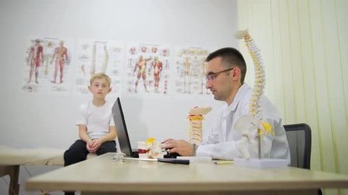 Chiropraktiker, Arzt, der einen kleinen Patienten berät