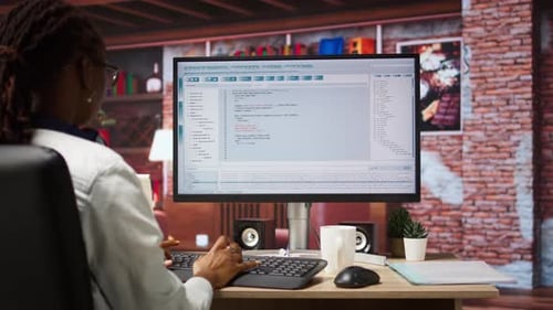 Experto en TI en Home Office que trabaja con un editor de Código