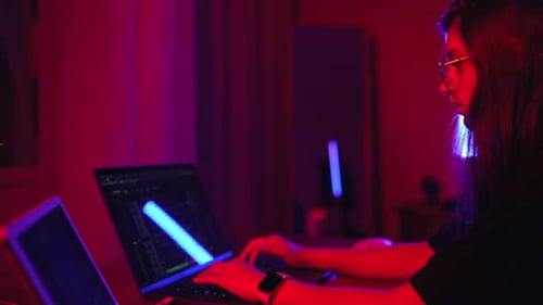 Jolie jeune femme travaillant à la maison la nuit