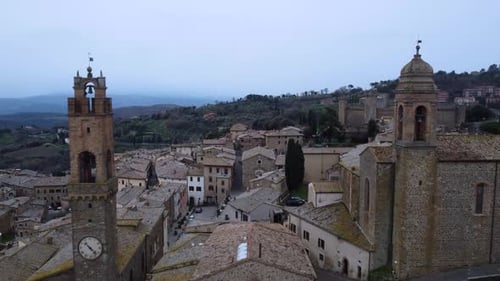 Glockenturm in der alten mittelalterlichen historischen Stadt Montalcino in Italien, Luftaufnahme