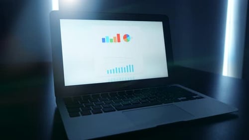 Un ordinateur portable moderne présentant un tableau de bord d'analyse des données avec des graphiques et des graphiques de tendance