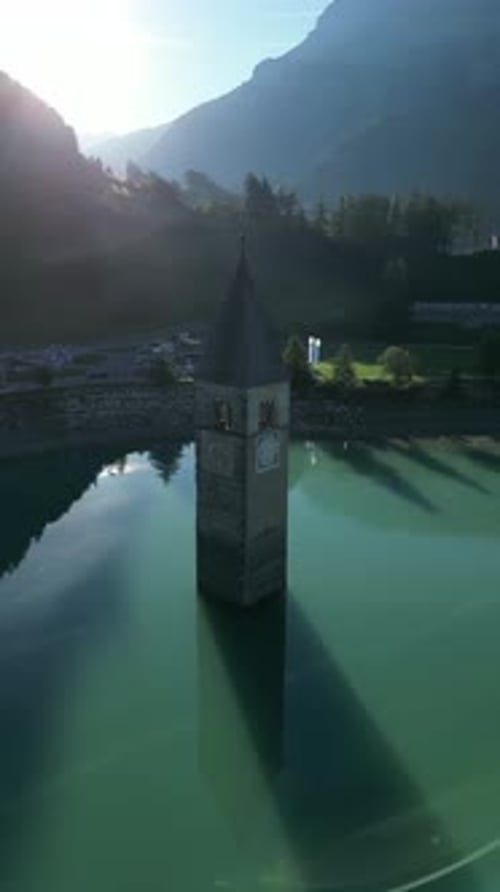 Reflet serein sur le lac avec tour historique