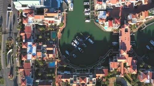 Drohne, Immobilien und eine Nachbarschaft an einem Fluss oder Wasser für eine Luxuswohnung