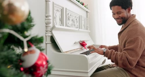 Noël, maison et homme noir jouent du piano en vacances seul à la maison
