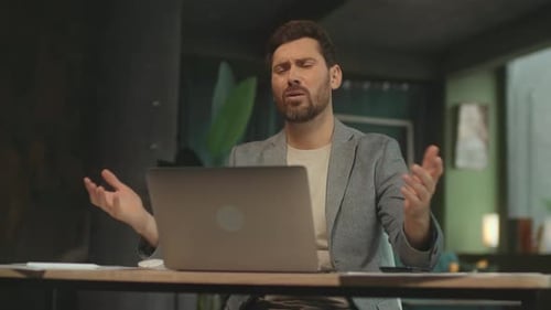 Verärgerter enttäuschter junger kaukasischer Mann schließt Laptop nach anstrengender Arbeit Typ hält Hand in der Hand
